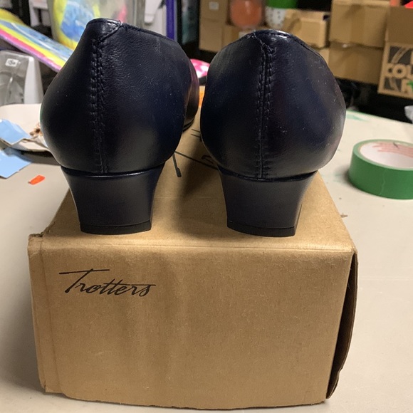 Trotters Doris 1.25” heel. Navy. Woman’s size 12. - Picture 3 of 5